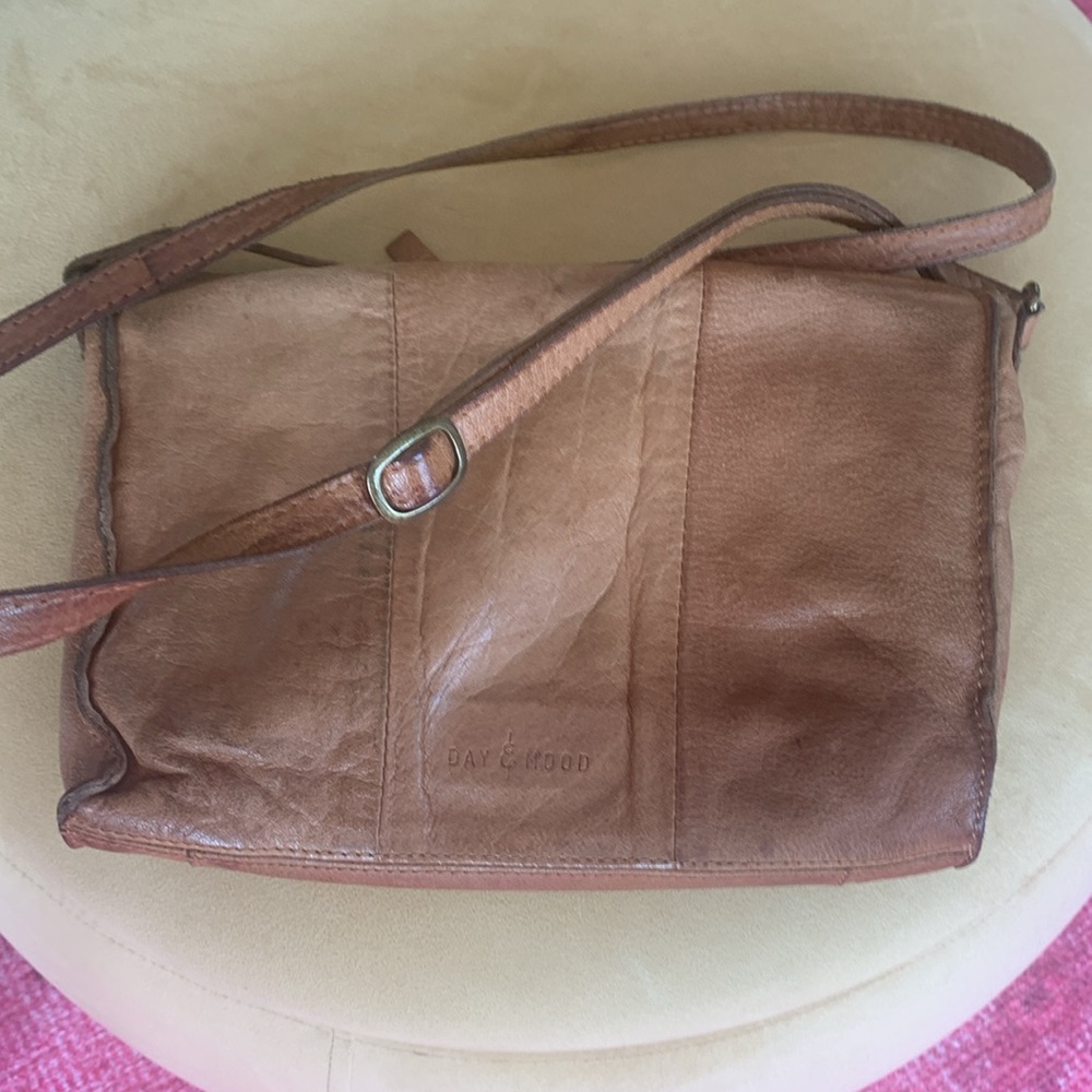 Leather 3 pocket shoulder or crossbody bag. - Picture 2 of 3